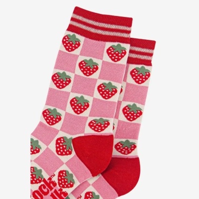 Meias rosa com quadrados e morangos vermelhos e verdes, punho e biqueira vermelhos.