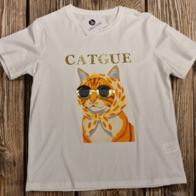 T-shirt branca com estampa de gato e texto CATGUE