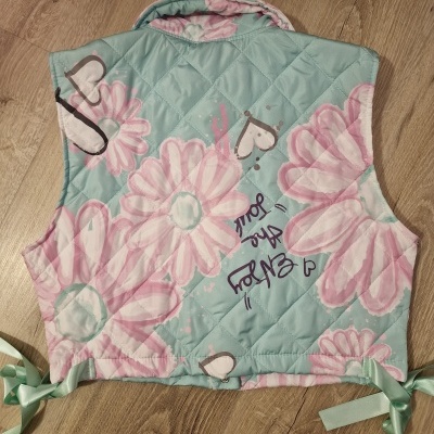 Colete acolchoado infantil com padrão de flores cor-de-rosa e verde