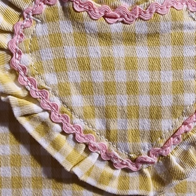 tecido vichy amarelo e branco com aplicação de coração e bordado rosa