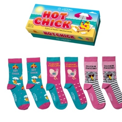 Conjunto de três pares de meias coloridas com padrões e textos em caixa ilustrada