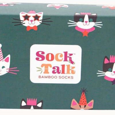 Caixa verde com estampado de gatos coloridos com chapéus e etiqueta Sock Talk