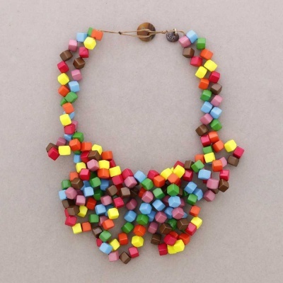 Colar colorido com contas cúbicas em madeira em várias cores com fecho metálico