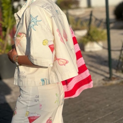 Conjunto branco estampado com bolsa de crochê rosa e vermelho