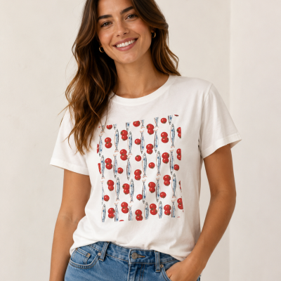 T-shirt branca com estampado de sardinhas e tomates vermelhos