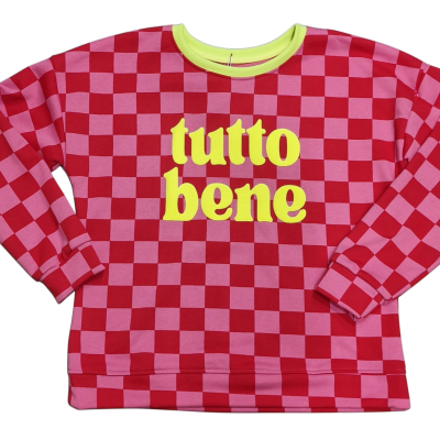Camisola de manga comprida xadrez rosa e vermelho com texto tutto bene amarelo.