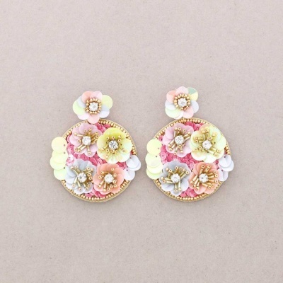 Brincos redondos com flores decorativas em tons pastel e detalhes em pérolas