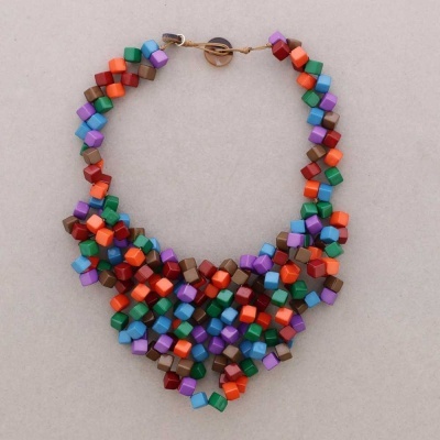 Colar artesanal com contas de madeira coloridas em padrão irregular.