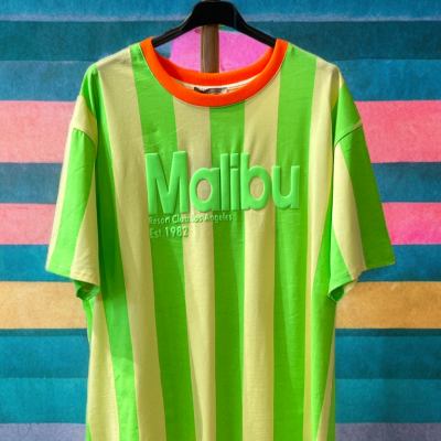 T-shirt verde e laranja com texto Malibu Resort Club, Los Angeles Est. 1982