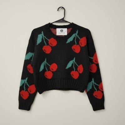 Camisola preta de malha com padrão de cerejas vermelhas e folhas verdes