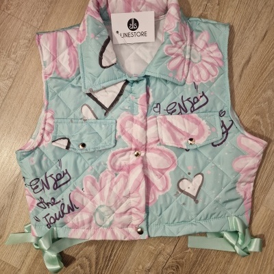 Colete acolchoado com padrão floral rosa e azul claro