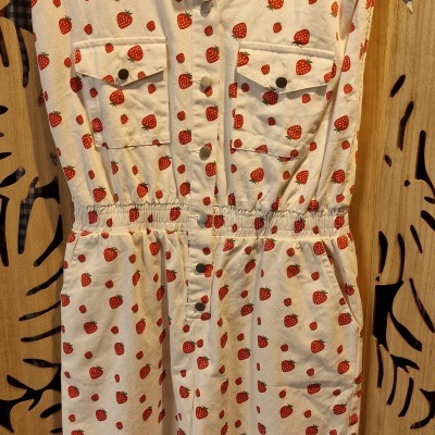 Vestido branco com padrão de morangos vermelhos e botões frontais