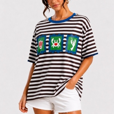 T-shirt riscada com desenhos marinhos e calções brancos em modelo feminino