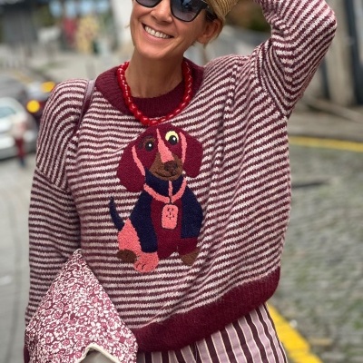 Camisola de malha bordeaux com padrão de cão e mulher com acessórios urbanos