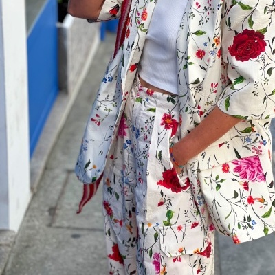 Fato feminino de duas peças com padrão floral colorido e top branco