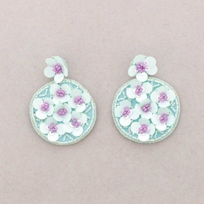 Brincos redondos com flores brancas e lilases em relevo, com base azul clara