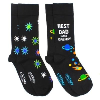 Par de meias pretas com desenhos coloridos de estrelas e planetas e texto branco