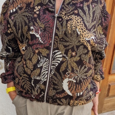 Casaco padrão animal em tons castanhos com fecho de correr