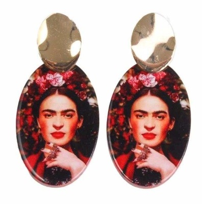 Brincos com pendente oval e imagem de Frida Kahlo com flores na cabeça e topo metálico prateado
