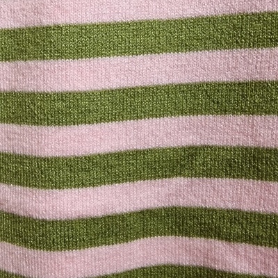 Tecido tricotado com riscas horizontais verdes e rosas