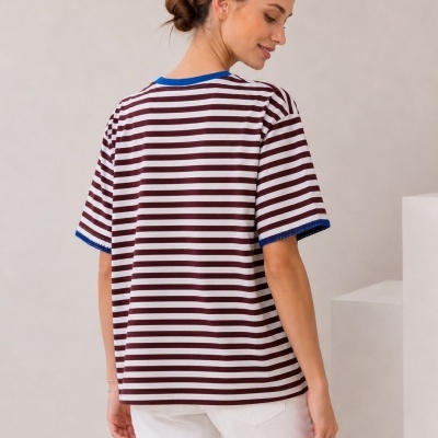 T-shirt às riscas branco e castanho com gola e bordas azuis, mulher vista de costas