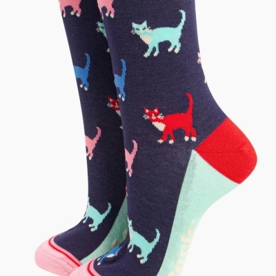 Meias azul escuro com padrão de gatos coloridos e detalhes coloridos nos pés