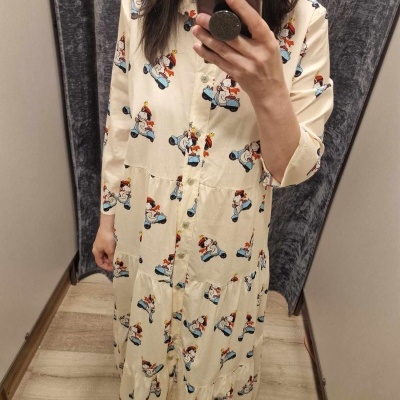 Vestido comprido creme com padrão de personagens coloridas e botões frontais