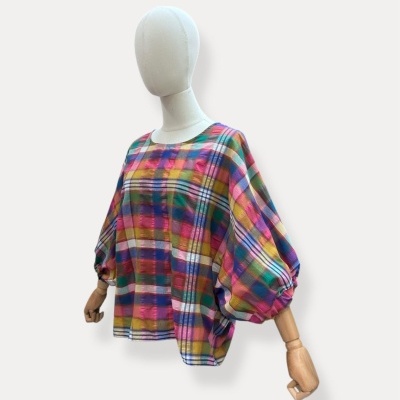 Blusa feminina xadrez colorida com mangas bufantes em manequim