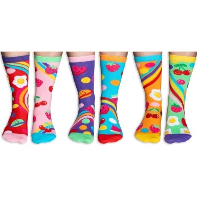 Meias coloridas com padrões de frutas e formas diversas