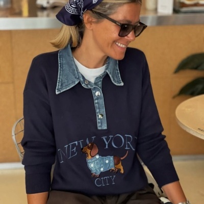Camisola azul escura com estampa de cão e texto New York City
