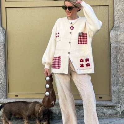 Casaco branco com bolsos xadrez vermelho e branco e flores vermelhas