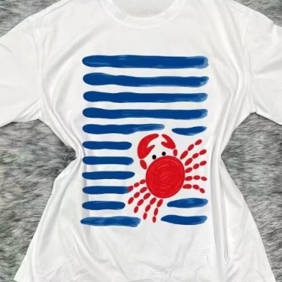 T-shirt branca com linhas azuis e caranguejo vermelho imprimido