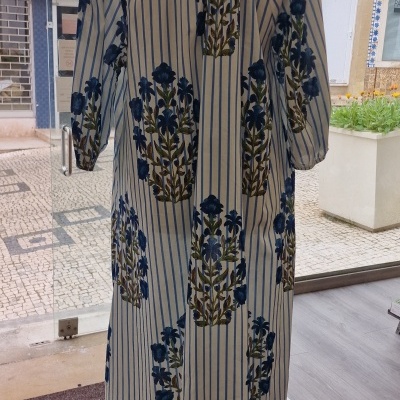 Vestido longo com riscas azuis e flores azuis em manequim