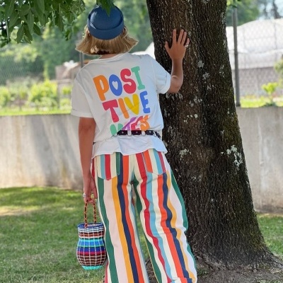 Pessoa de costas com roupa colorida ao ar livre