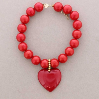 Colar de contas vermelhas com pendente de coração vermelho e detalhes dourados