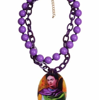 Colar roxo com pendente oval colorido de mulher