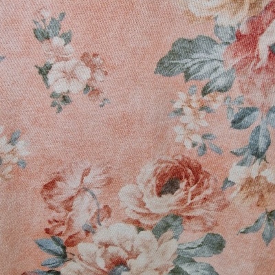 Tecido floral rosa claro com flores brancas, creme, vermelhas e verdes