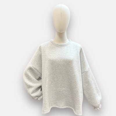 Sweatshirt cinzenta clara com gola redonda e mangas largas em manequim