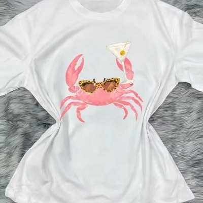 T-shirt branca com estampa de caranguejo a usar óculos de sol e segurar cocktail