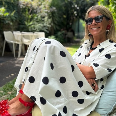 Vestido longo branco com bolinhas pretas usado ao ar livre