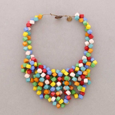 Colar de madeira com cubos coloridos em vários fios trançados