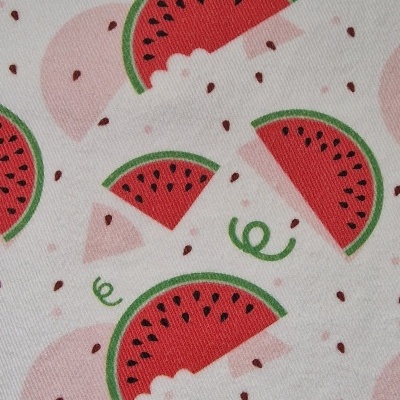 Tecido branco com estampado de melancias vermelhas com casca verde e sementes.