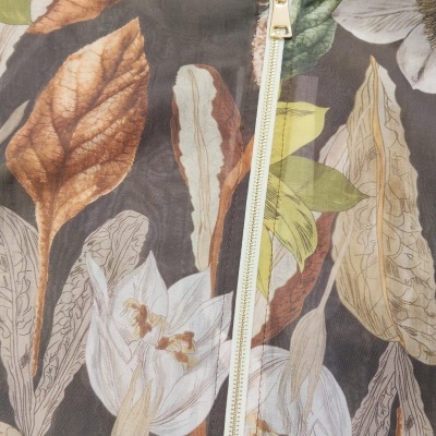 Tecido com padrão floral e folhas em tons castanho, bege, verde e branco com fecho de correr claro
