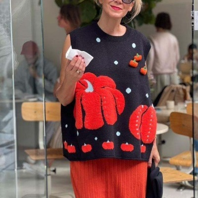 Colete de malha preto com design de abóboras e maçãs vermelhas