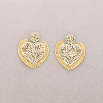 Brincos de coração com pérolas e franjas amarelas