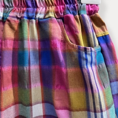 Saia xadrez colorida com bolso lateral e cós elástico