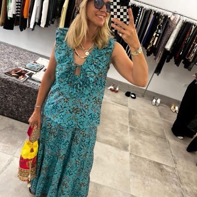 Vestido azul floral com babados em loja de roupas