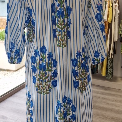 Vestido comprido com riscas azuis e flores azuis e verdes em manequim