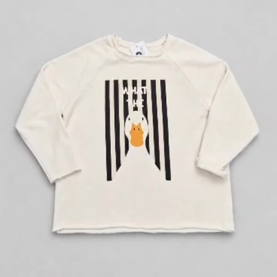 T-shirt branca com estampa de pato laranja e texto WHAT THE