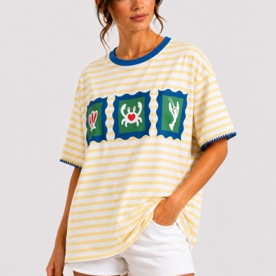 T-shirt riscada com estampas de caranguejo, lagosta e concha vista ao meio corpo